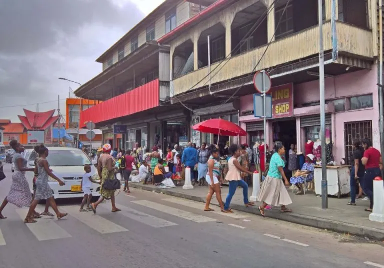 Straatleven in het centrum van Paramaribo — de lokale economie waarin jonge ondernemers meedraaien
